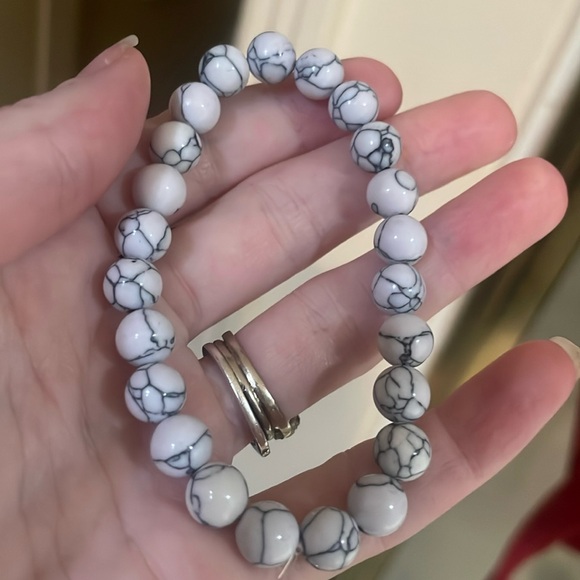 Howlite Bracelet - Picture 2 of 2